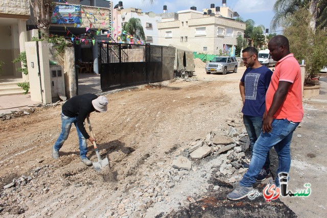   كفر قاسم : مبروك ابو البروج بعد عناء 20 سنة - هدم جدار برلين بحضور رئيس البلدية المحامي عادل بدير والشروع بالتزفيت وتعبيد الشارع